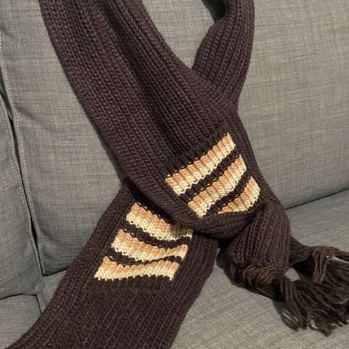 Doca scarf like new, brown with pockets for hands