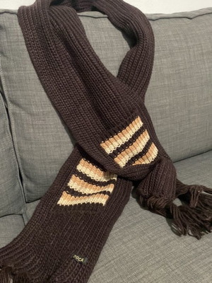 Doca scarf like new, brown with pockets for hands