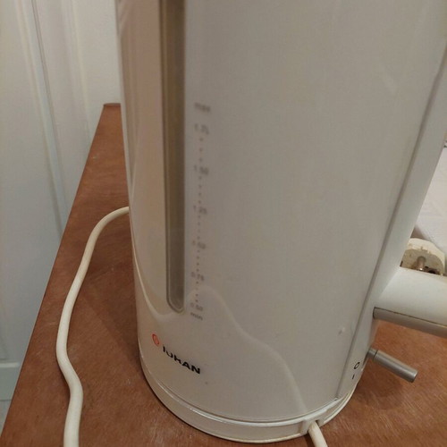 Johan kettle 2L white, lightly used, liquid indicator, 1850-2200W