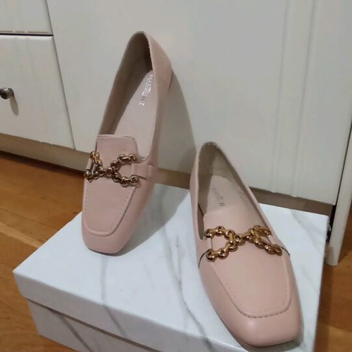 Shoes size 39 new with flat heel in pink nude color