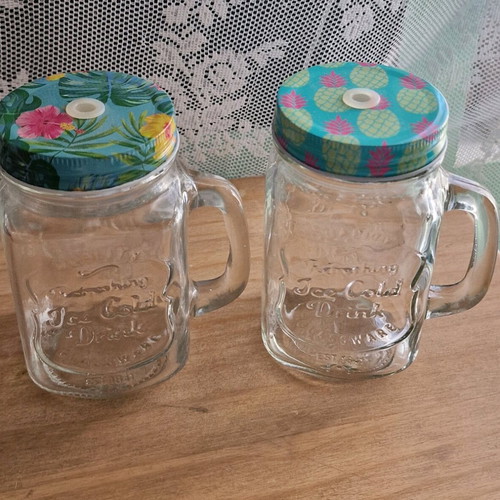 Set of glasses with lid and straw holder like new