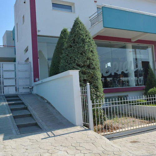 Κτίριο αυτόνομο 630 τ.μ. σε 3 επίπεδα κοντά στην Αττική οδό
