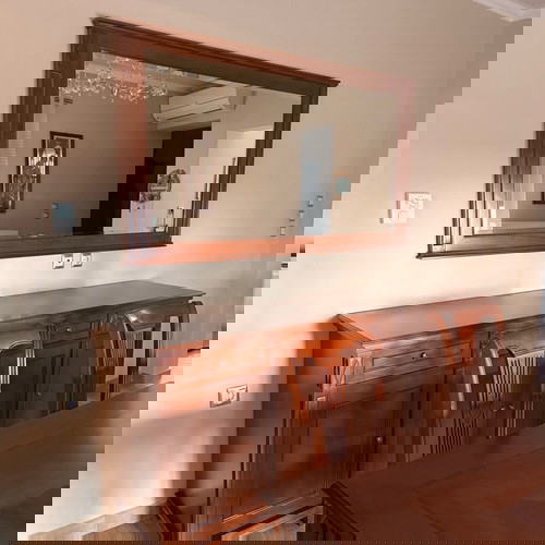 Τραπεζαρία με μπουφέ και καθρέφτη σαν καινούργια