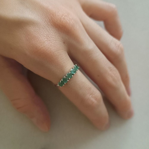 Ring with emeralds in white gold 750, like new