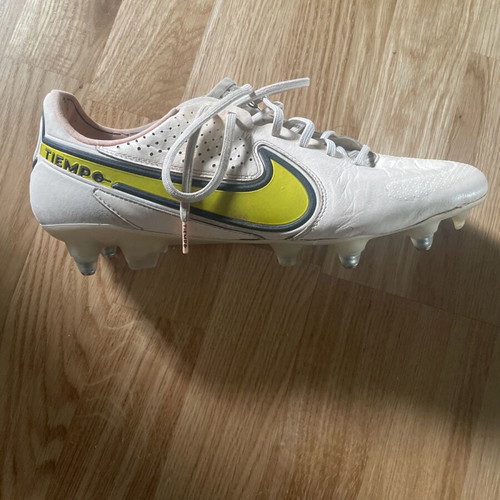 Nike Tiempo Legend SG football shoes like new, size 44
