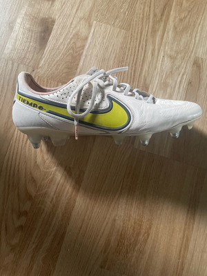 Nike Tiempo Legend SG football shoes like new, size 44