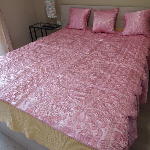 Vintage satin quilt with three small decorative pillows, like new