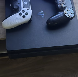 PlayStation 4 firmware 9.00 500ssd  με δύο χειριστήρια σε άριστη κατάσταση