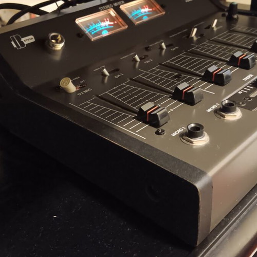 Stereo Mixer SM2235V like new with 3 phono and 3 line in channels