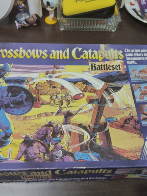 Crossbows and Catapults Battleset board game like new