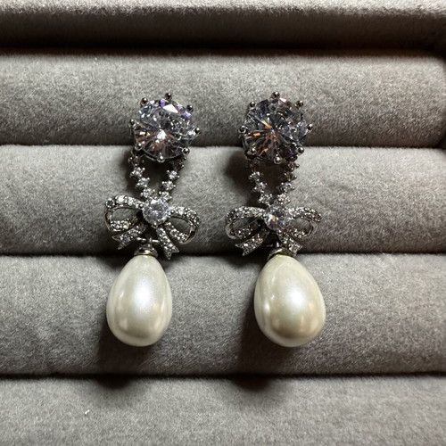 Pearl dangle earrings like new, silver-plated with imitation teardrop pearls