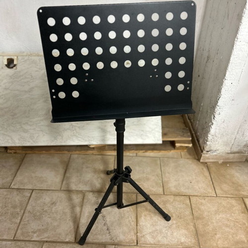 Music stand like new with case and sturdy construction