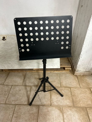 Music stand like new with case and sturdy construction