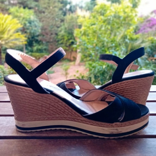 Platform sandals size 38 like new, black and white with strap