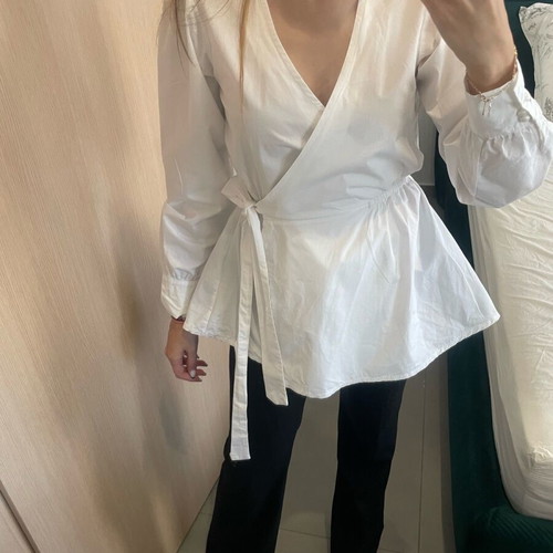 Lynne white wrap shirt like new, size M