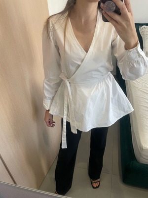 Lynne white wrap shirt like new, size M