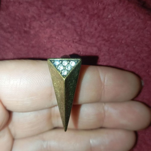 Ring used with unique design, white and gold colors
