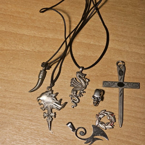 Necklace collection like new, various pendants