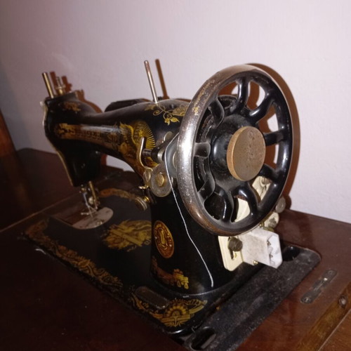 Singer sewing machine vintage used, functional, circa 1927