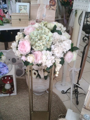 Flowers on a gold metal base one meter like new