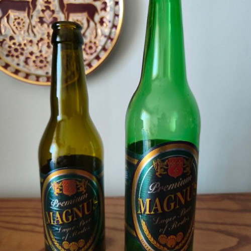 Magnus beer bottles and caps used, pack of 2