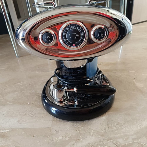 Illy espresso machine like new with refillable capsule