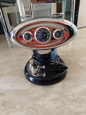 Illy espresso machine like new with refillable capsule