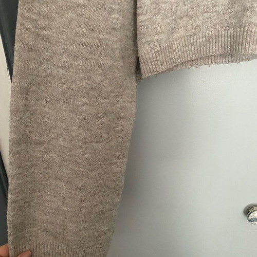 H&M cropped knit sweater size M like new, beige