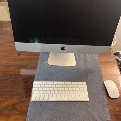 Apple iMac 2017 21.5 with genuine mouse and keyboard