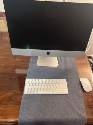 Apple iMac 2017 21.5 with genuine mouse and keyboard