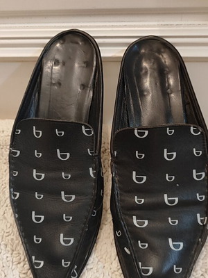 Byblos μαύρα δερμάτινα flat mules με γεωμετρικό μοτίβο μεταχειρισμένα, νούμερο 39