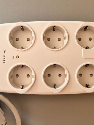 Belkin Συσκευή προστασίας από υπέρταση πολύπριζο με 6 πρίζες σούκο σαν καινούργιο