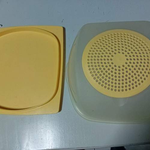 Tupperware cheese container like new