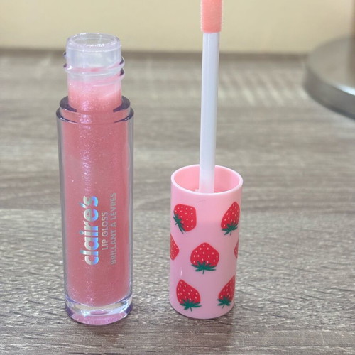 Claire’s lip gloss brilliant à lèvres with strawberry scent new