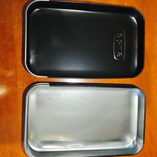 Str8 Original metal box with minor wear