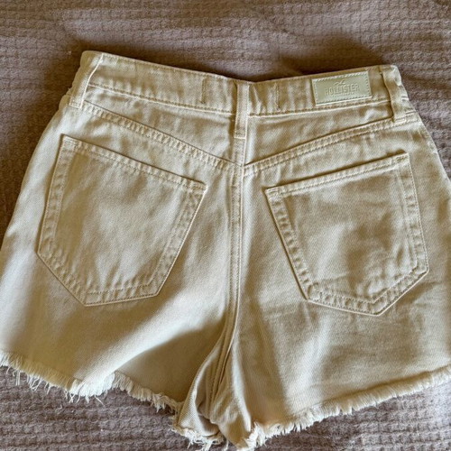 Hollister women's beige short shorts size 26