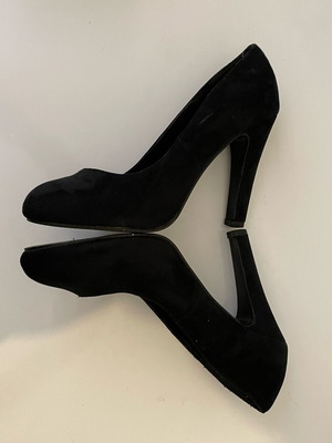 Atmosphere black faux suede court shoes like new, size 41