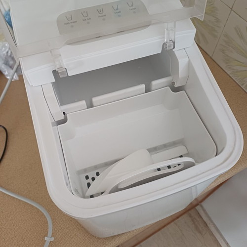 Adler 8800 ice maker like new, 12 kg ice/24h, 1.4 L tank