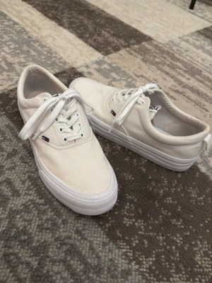 Tommy Hilfiger men's shoes size 43, like new, white