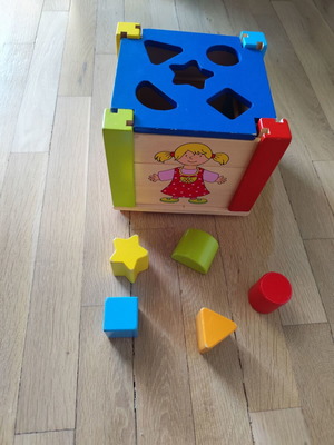 Goki Wooden Shape Sorting Cube like new, 19 pieces