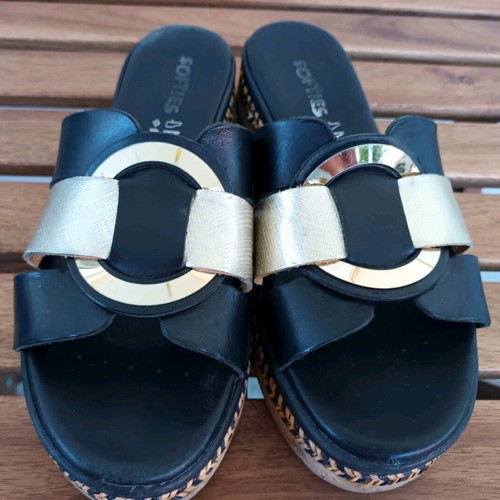 Softies Platform Sandals Size 38 Like New Black and Gold