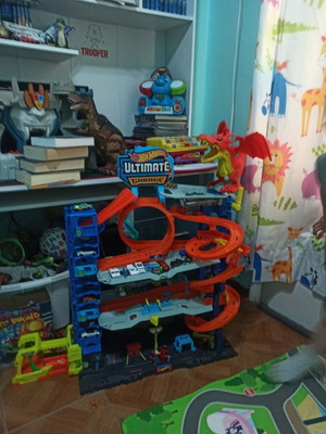 Hot Wheels Ultimate Garage like new