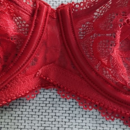 Triumph red lace bra like new, size 75C