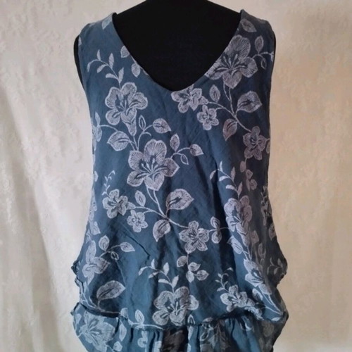 Floral sleeveless blouse like new, size L