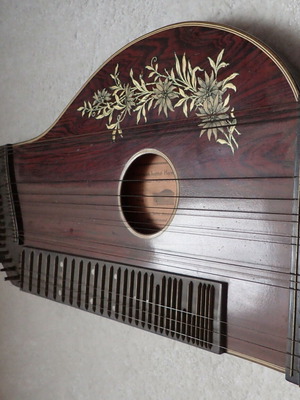 Traditional santouri used from 1932 with 38 strings