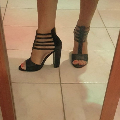 Women's black gladiator sandals like new with block heel and peep toe