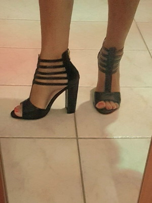 Women's black gladiator sandals like new with block heel and peep toe