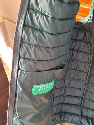 Benetton sleeveless jacket like new, size Large, green