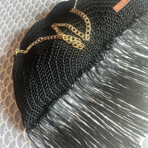 Handmade knitted shoulder bag with fringes and gold chain black