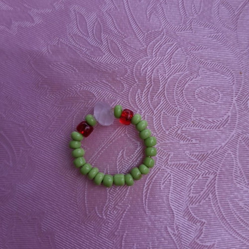 Elastic ring with decorative beads